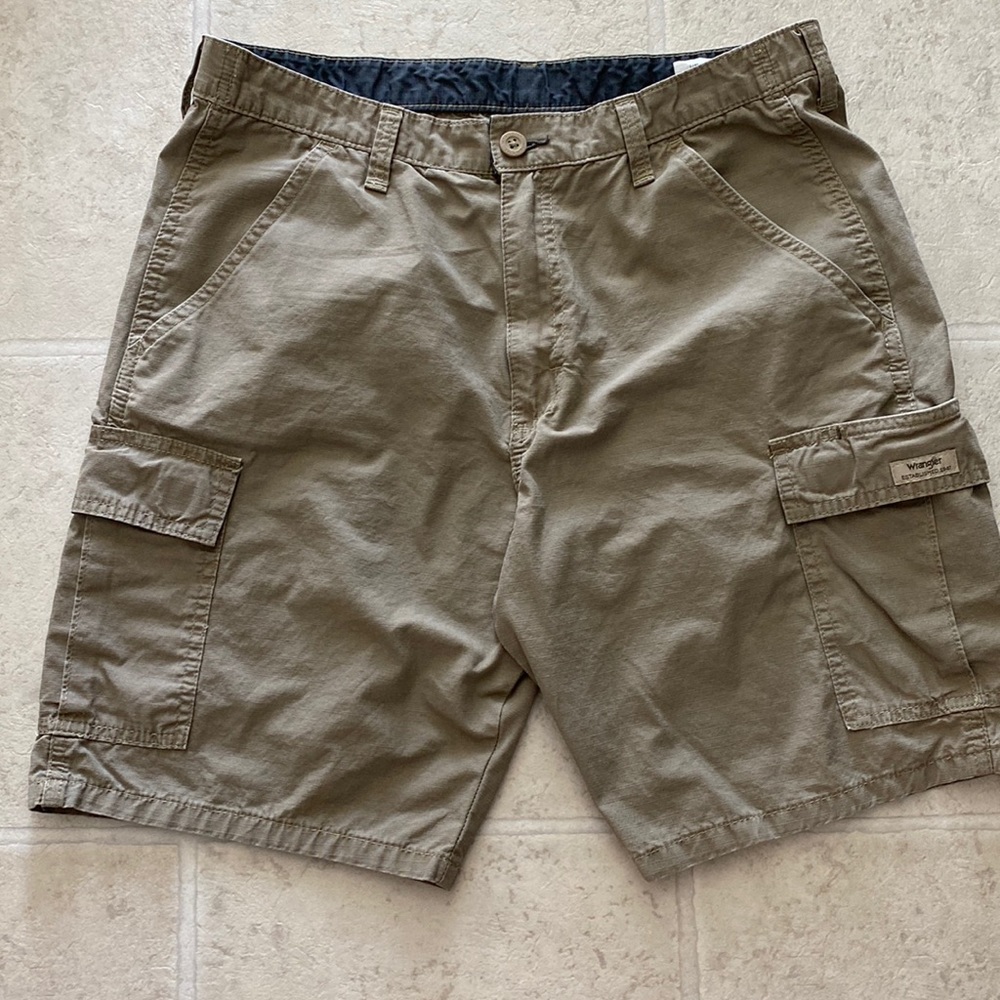 Wrangler Cargo Shorts size 33x9
